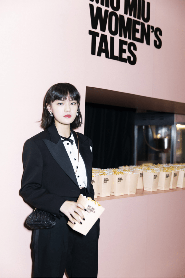 文淇的穿搭很有自己的特色!西服套装穿出古灵精怪的感觉,有个性