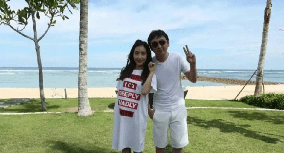 王思聪和7位美女合影站c位 校长肚腩圆润实力抢镜