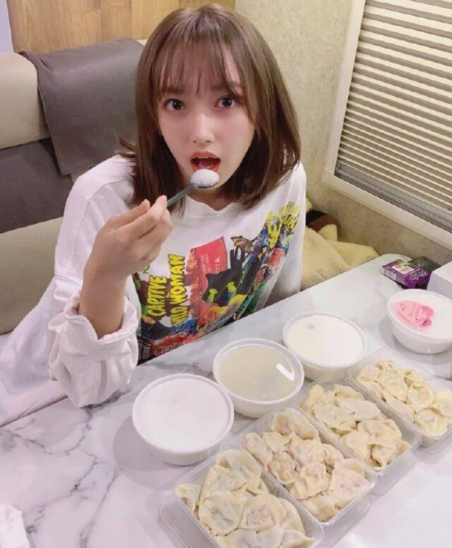 程潇吃饺子惹争议萝莉模样瞪眼卖萌这谁看了能不心动