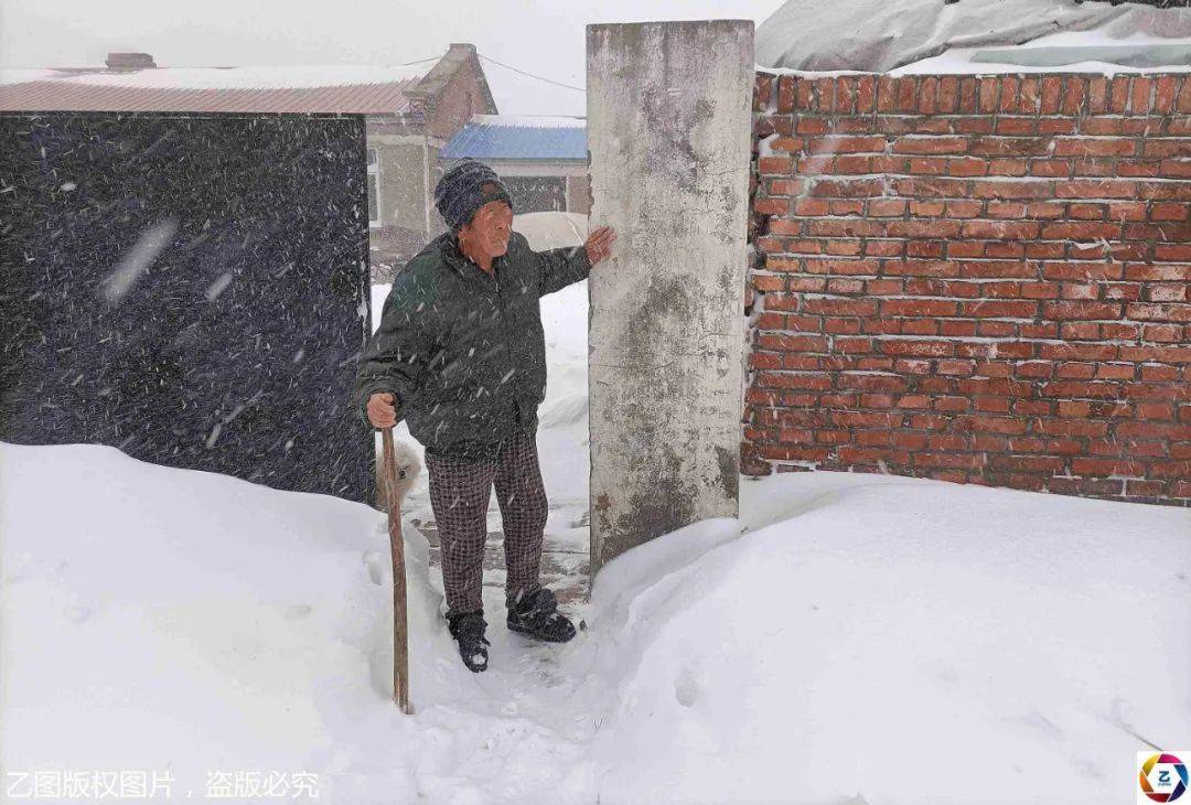 原创7旬老人冒雪在门口盼孩子回家,数千公里外儿子看到视频后哭了