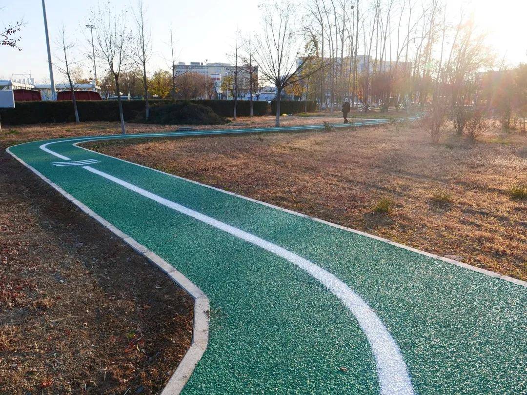 健身步道选用了安全,绿色,符合新国标的环保塑胶材料,铺设有平均厚度