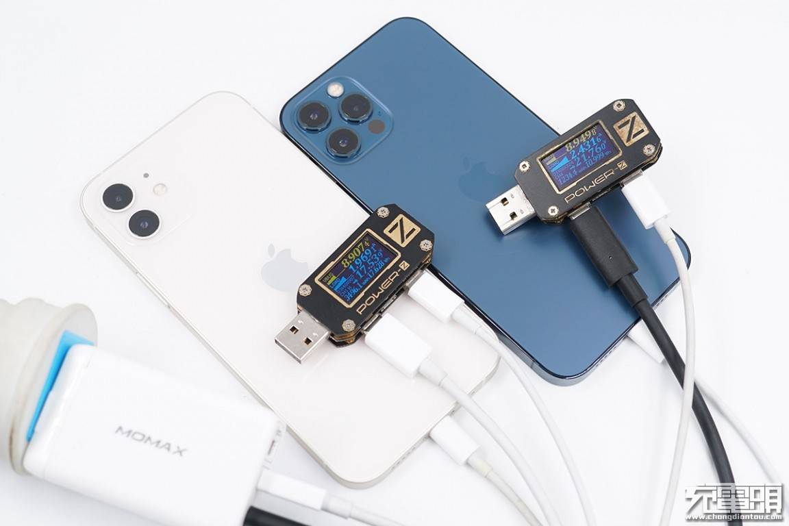 pd充电器 gn01的两个usb-c接口同时为两部手机充电,iphone 12功率为
