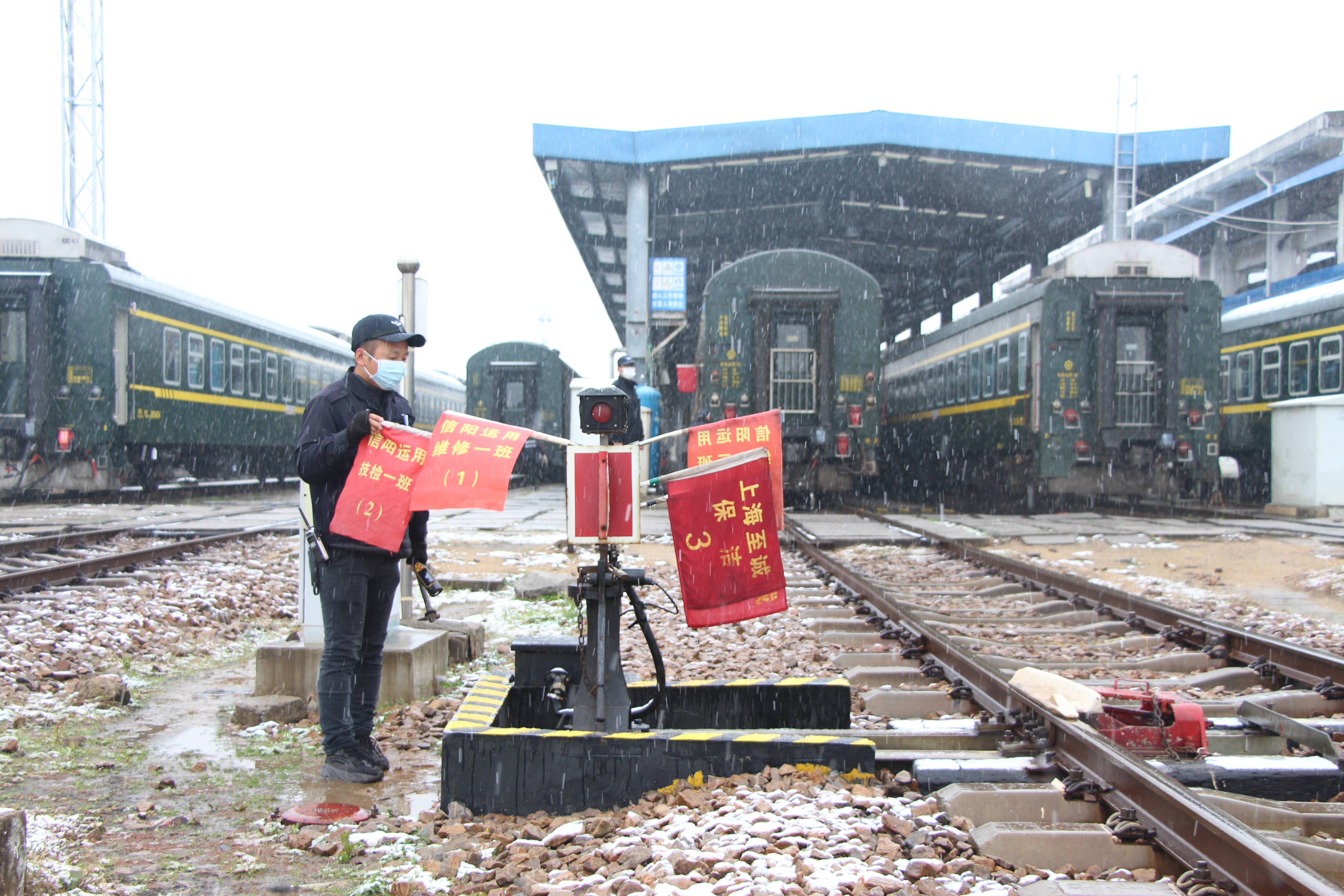 铁路客车车辆段迎战今冬初雪确保列车检修安全