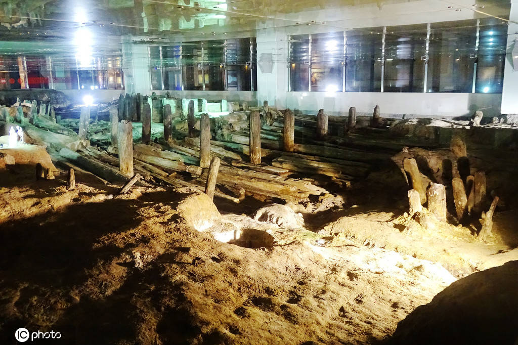 深藏广州闹市商厦地下南越国水关木构水闸遗址