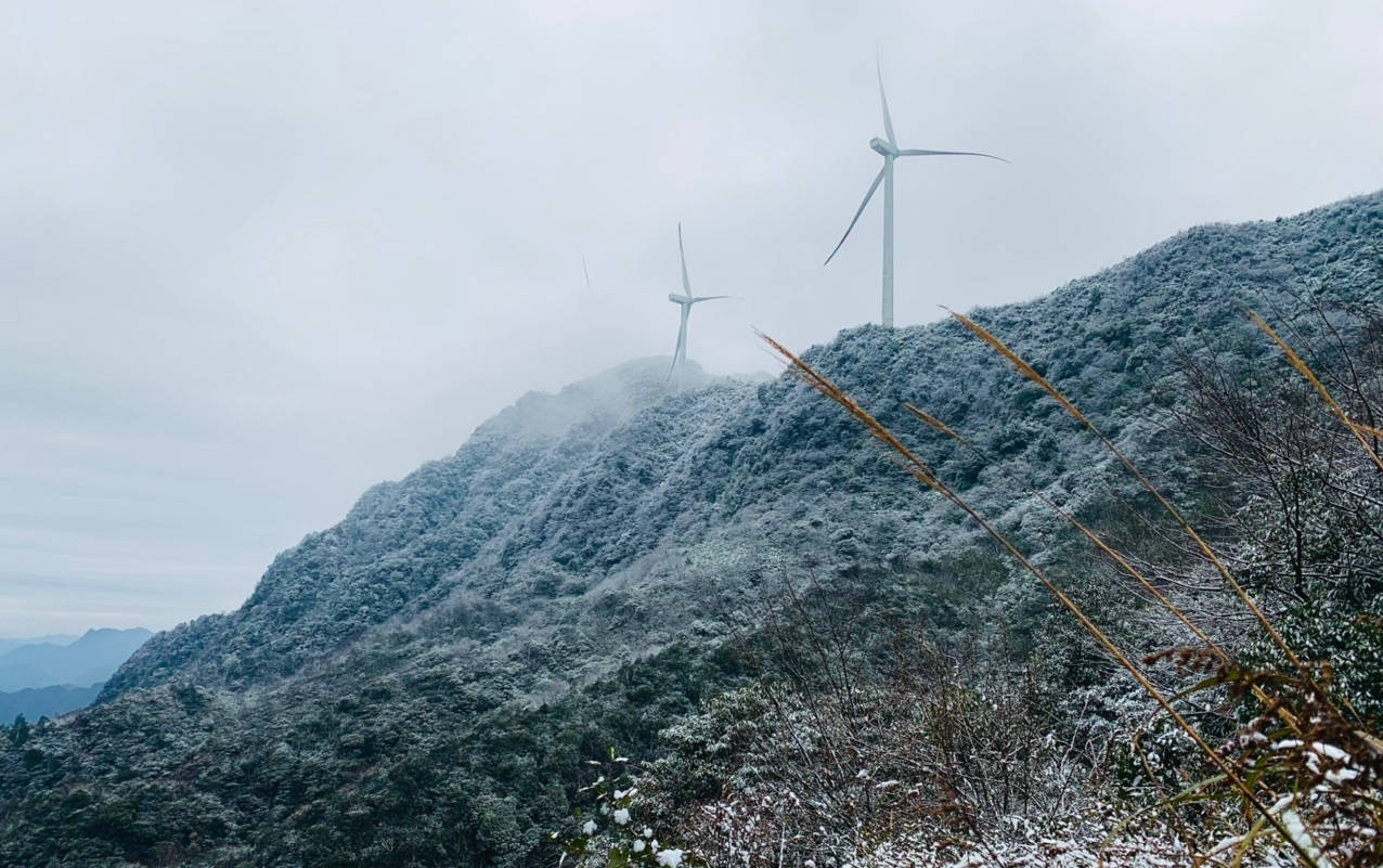 大雪纷飞的万盛黑山南天门