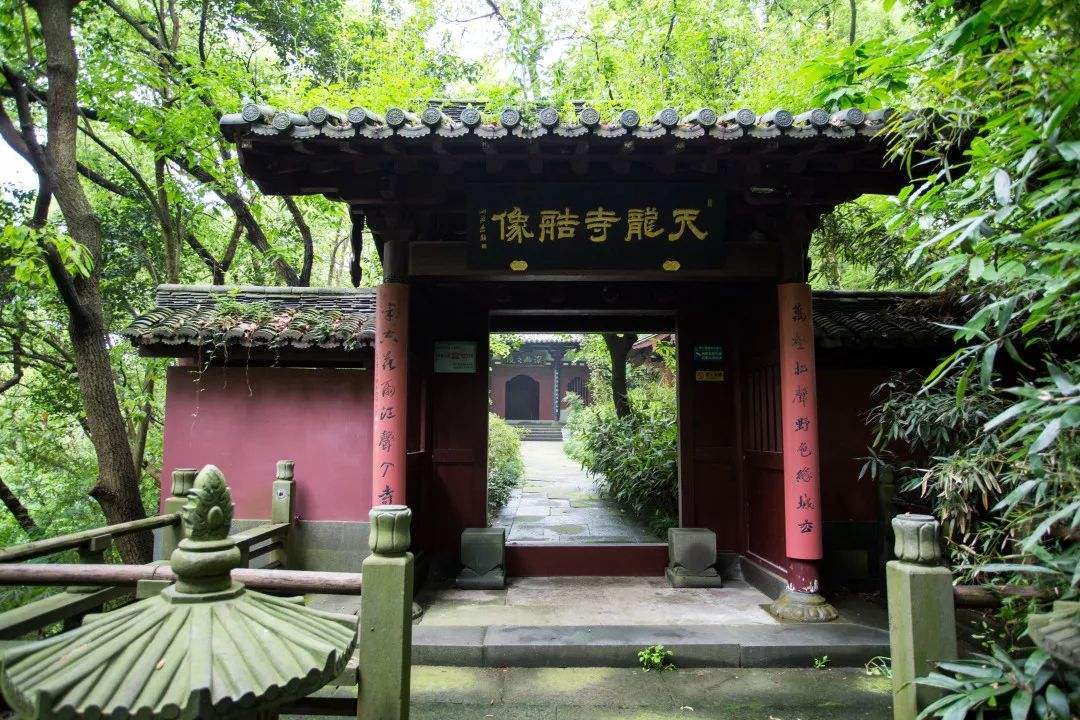 杭州天龙寺(镜清禅师曾驻锡于此)垂示云:一槌便成,超凡越圣.