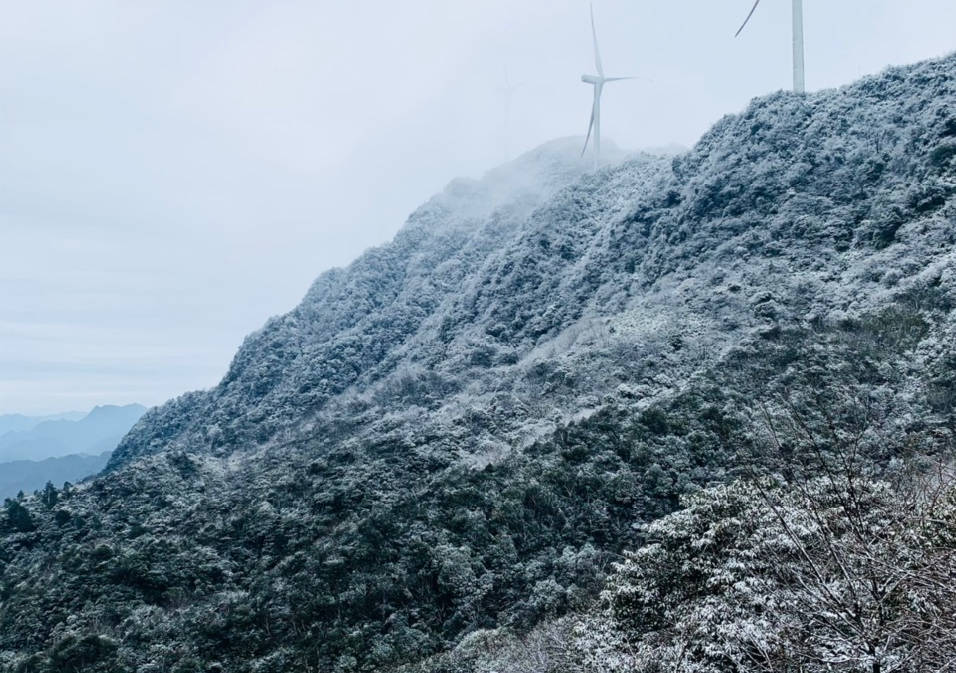 大雪纷飞的万盛黑山南天门
