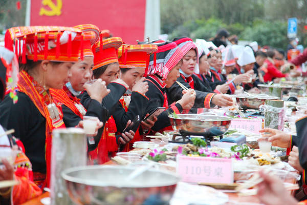 广西瑶族特色长桌宴图片