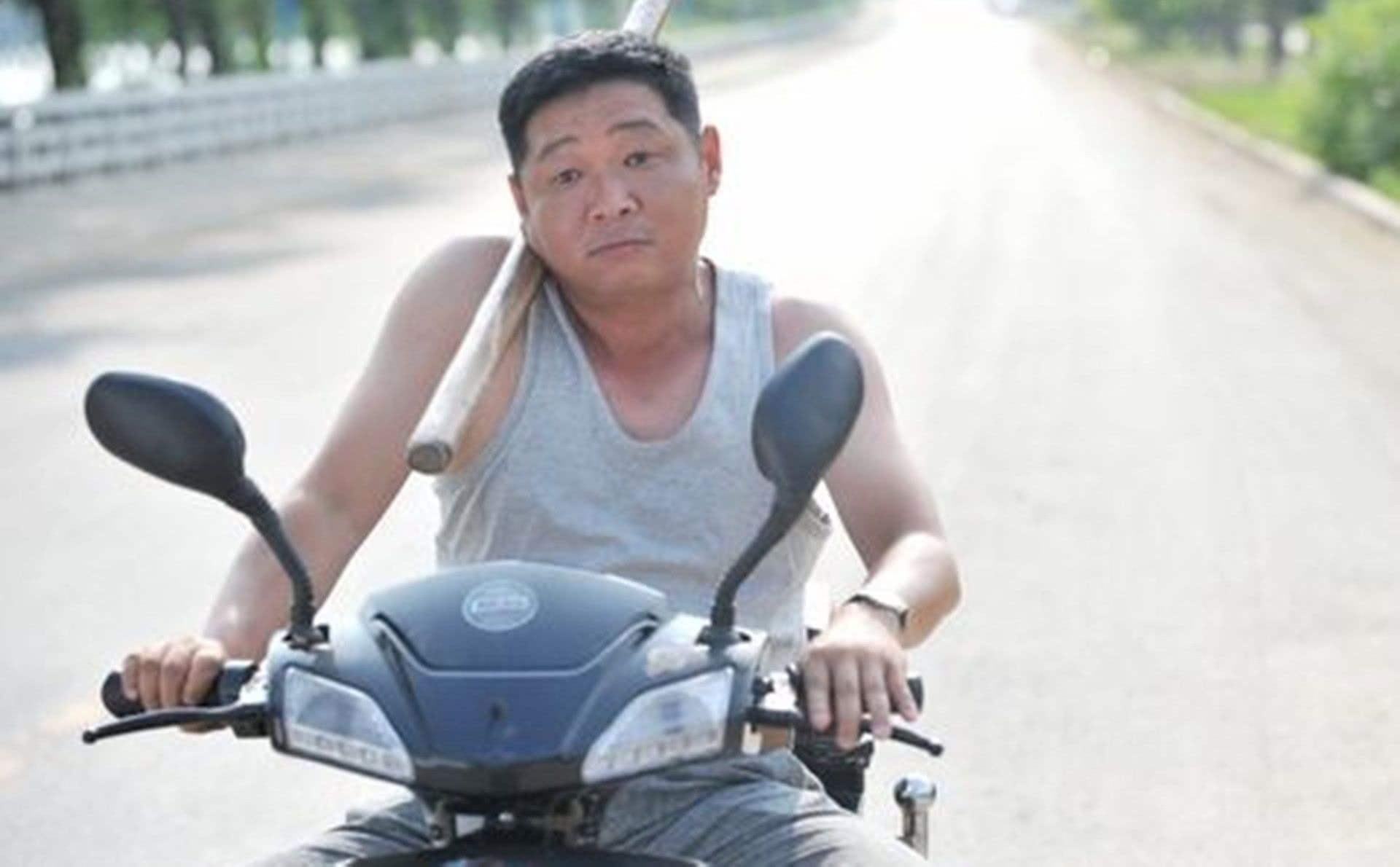 "三德子"当红时回乡养鸡,51岁成亿万富翁,座驾相当低调