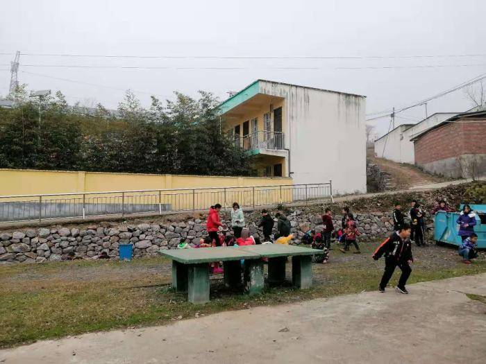 双手扮靓美丽校园---桃溪镇石碑营村小学"卫生精细化整理"活动掠影