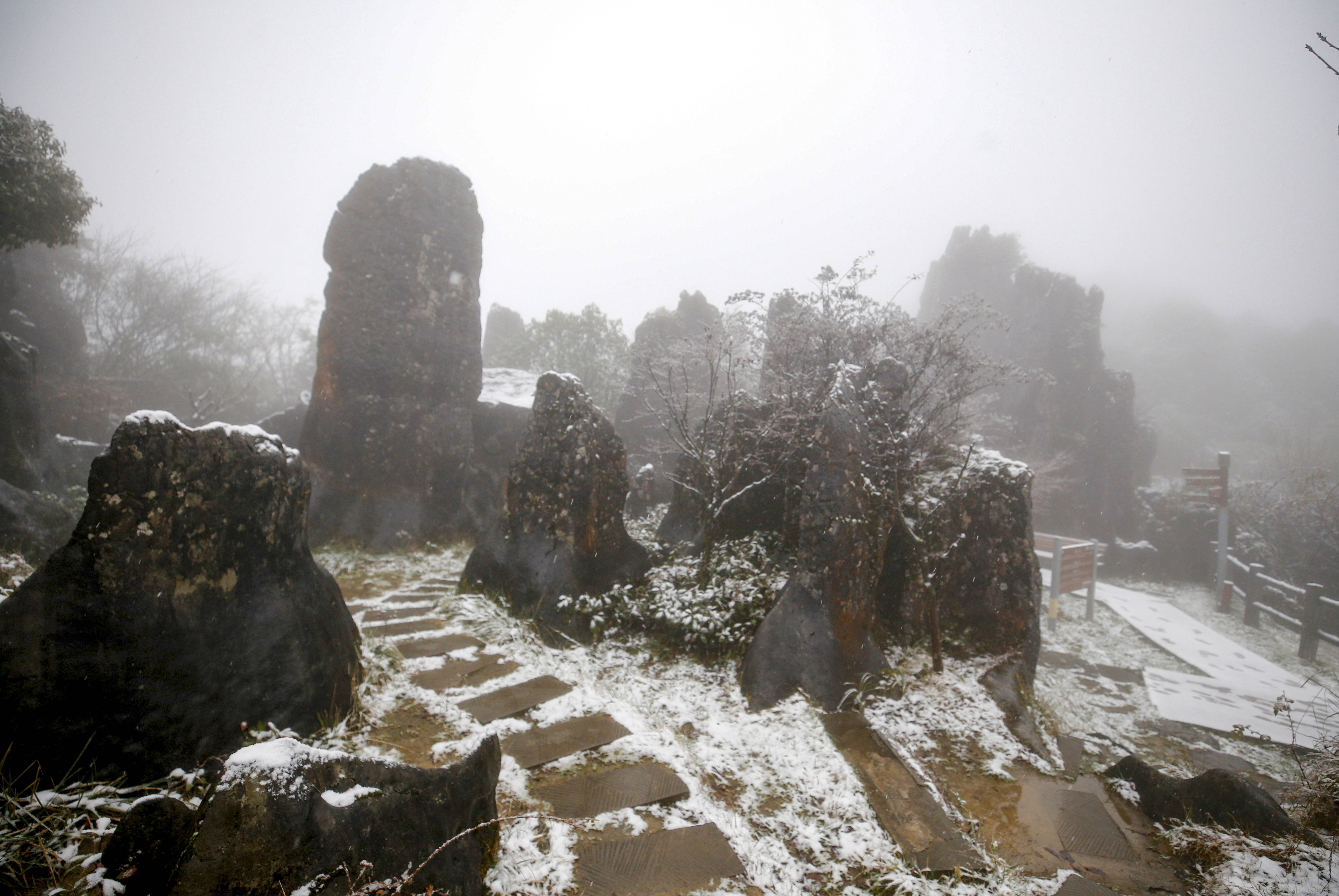 广安华蓥山初雪降临