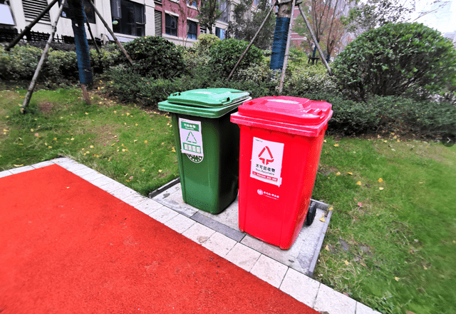 垃圾桶整洁,摆放有序,还有垃圾分类标示.