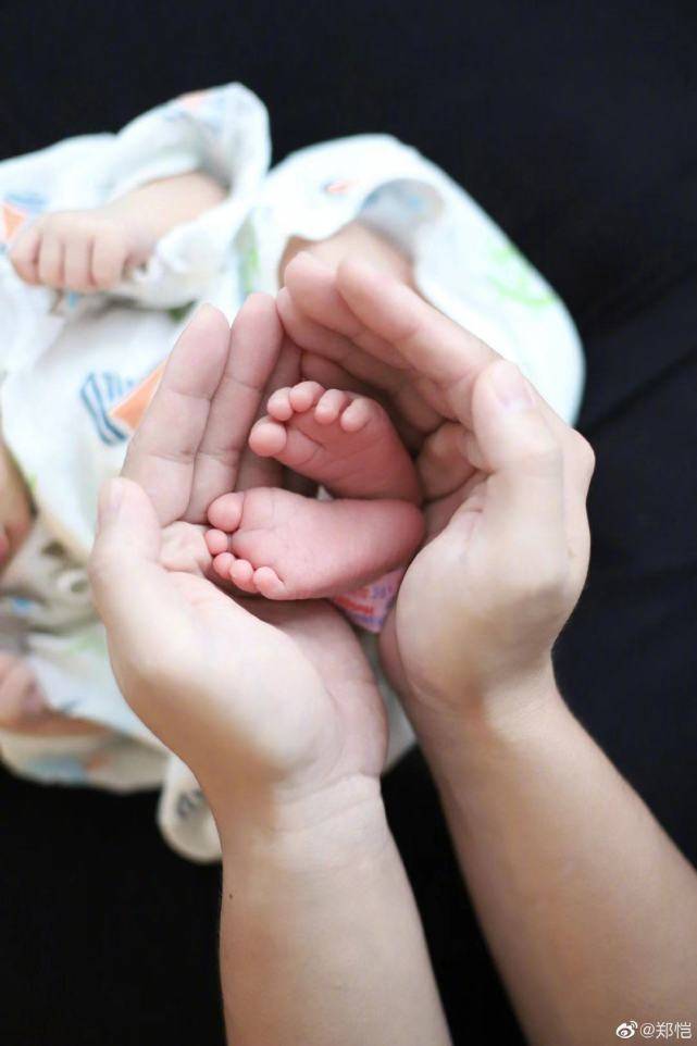 郑恺女儿满月baby成孩子干妈让儿子小海绵跟妹妹玩