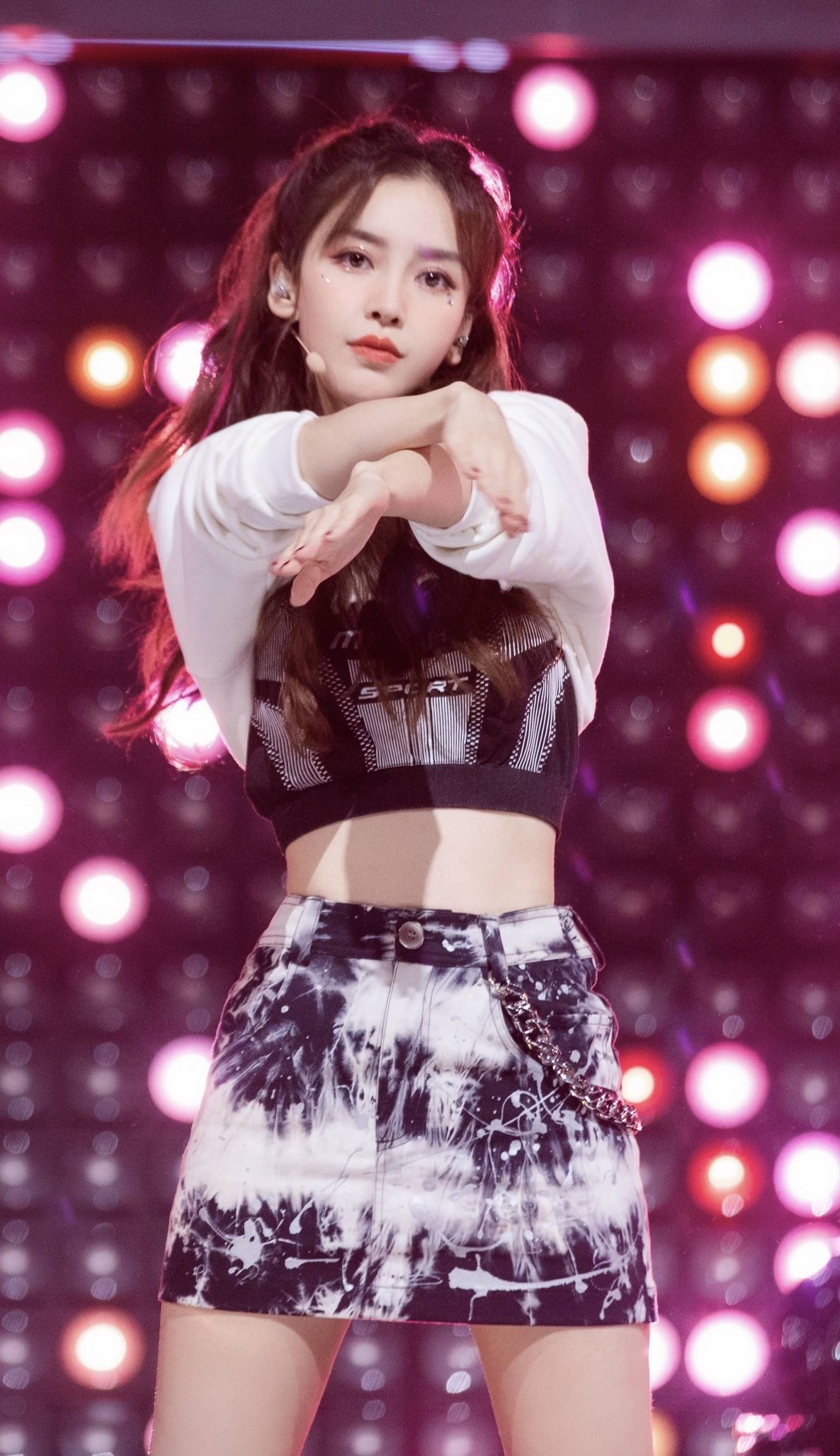 angelababy跨次元新星首次唱跳舞台堪比女团门面