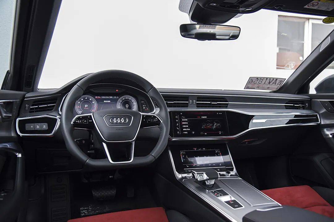 奥迪是最擅长营造内饰科技氛围的厂商,在奥迪a6l上,奥迪使用了三联屏