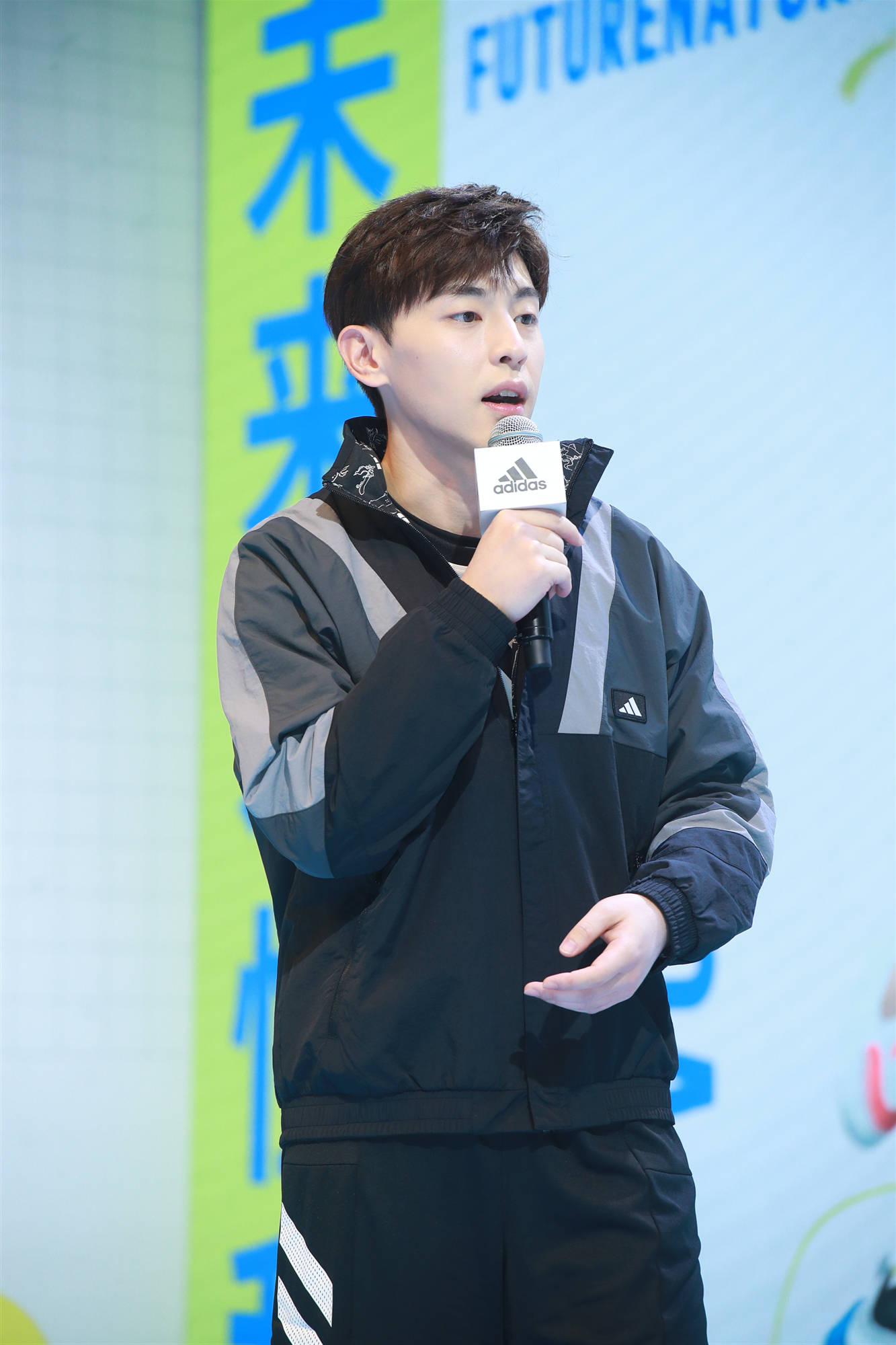 邓伦运动装现身大秀球技 学哈登后撤步被夸天赋好