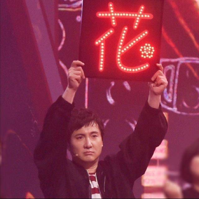 杨幂客串华晨宇站姐,一边录视频一边打call,网友:最有门路站姐_节目