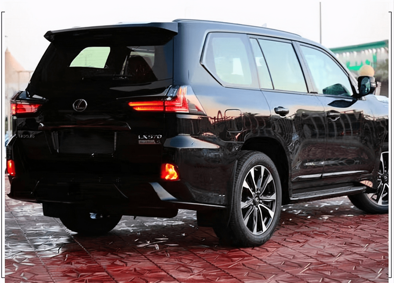 雷克萨斯新款lx实拍搭57lv8四驱红黑双色内饰更豪华