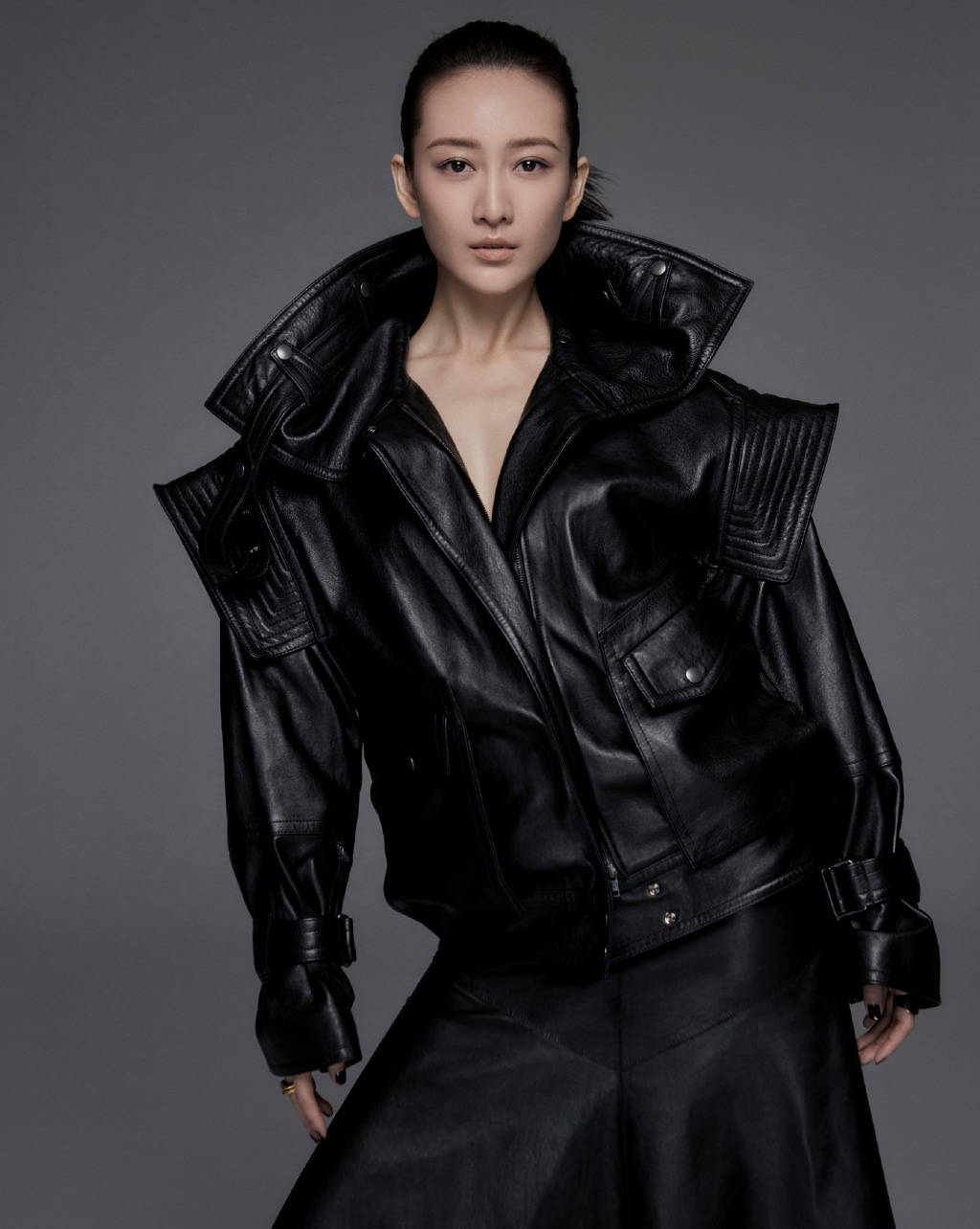 王鸥真百变花呢外套配牛仔裤清爽时尚双丸子头俏皮灵动很减龄