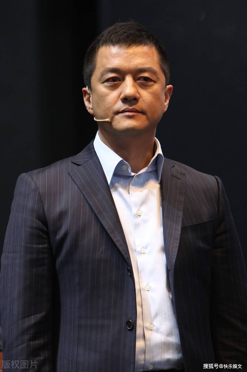 恭喜49岁李亚鹏见女友家长与超模女友罕见合照疑婚期已近