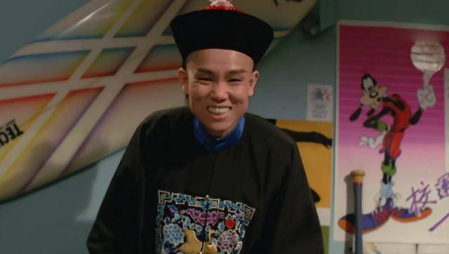 尤其是黄百鸣自编自导自演的系列电影《开心鬼》,黄百鸣通过荒诞,夸张