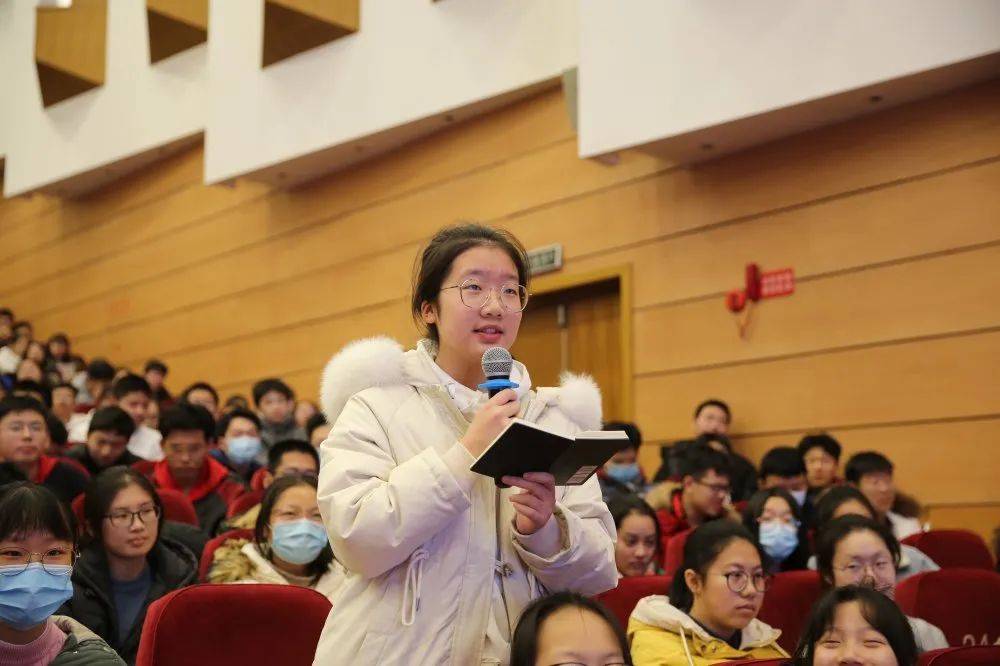 海门中学高一年级成功开展学生与校长对话活动