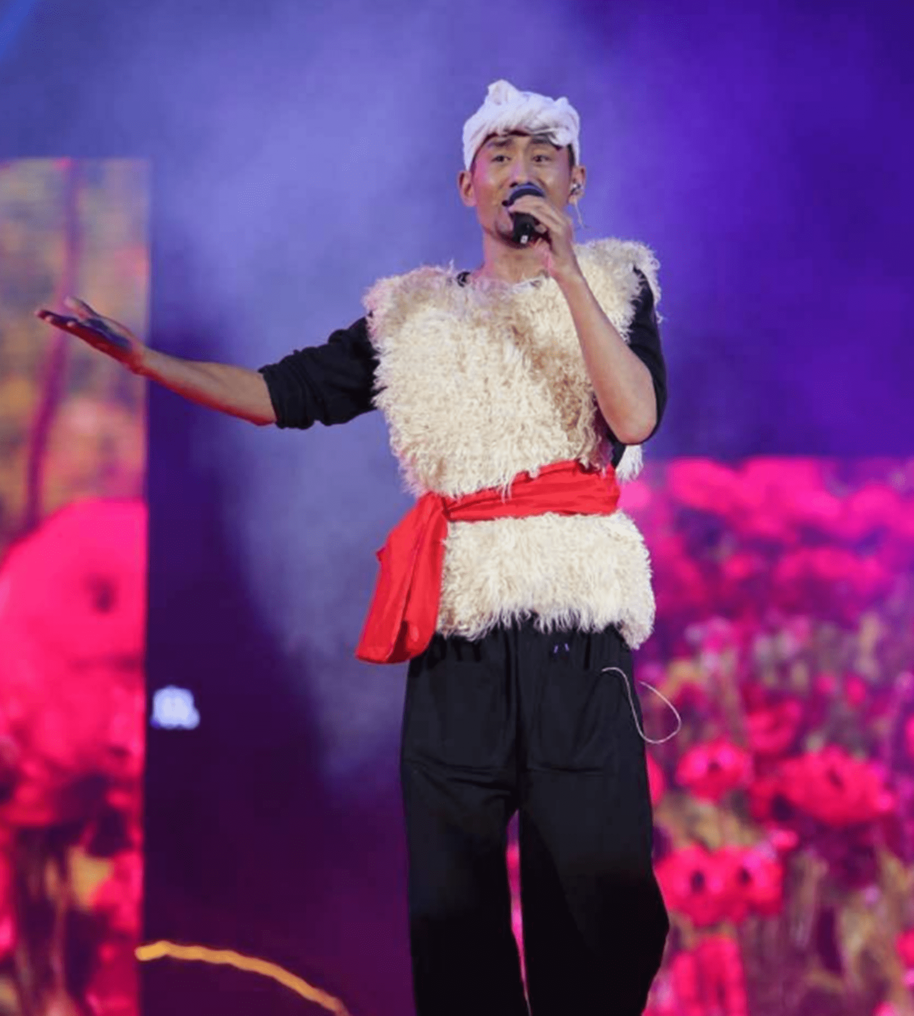 阿宝是一位地道的农民歌手,他从小就非常喜欢唱歌,并且渴望站在舞台上