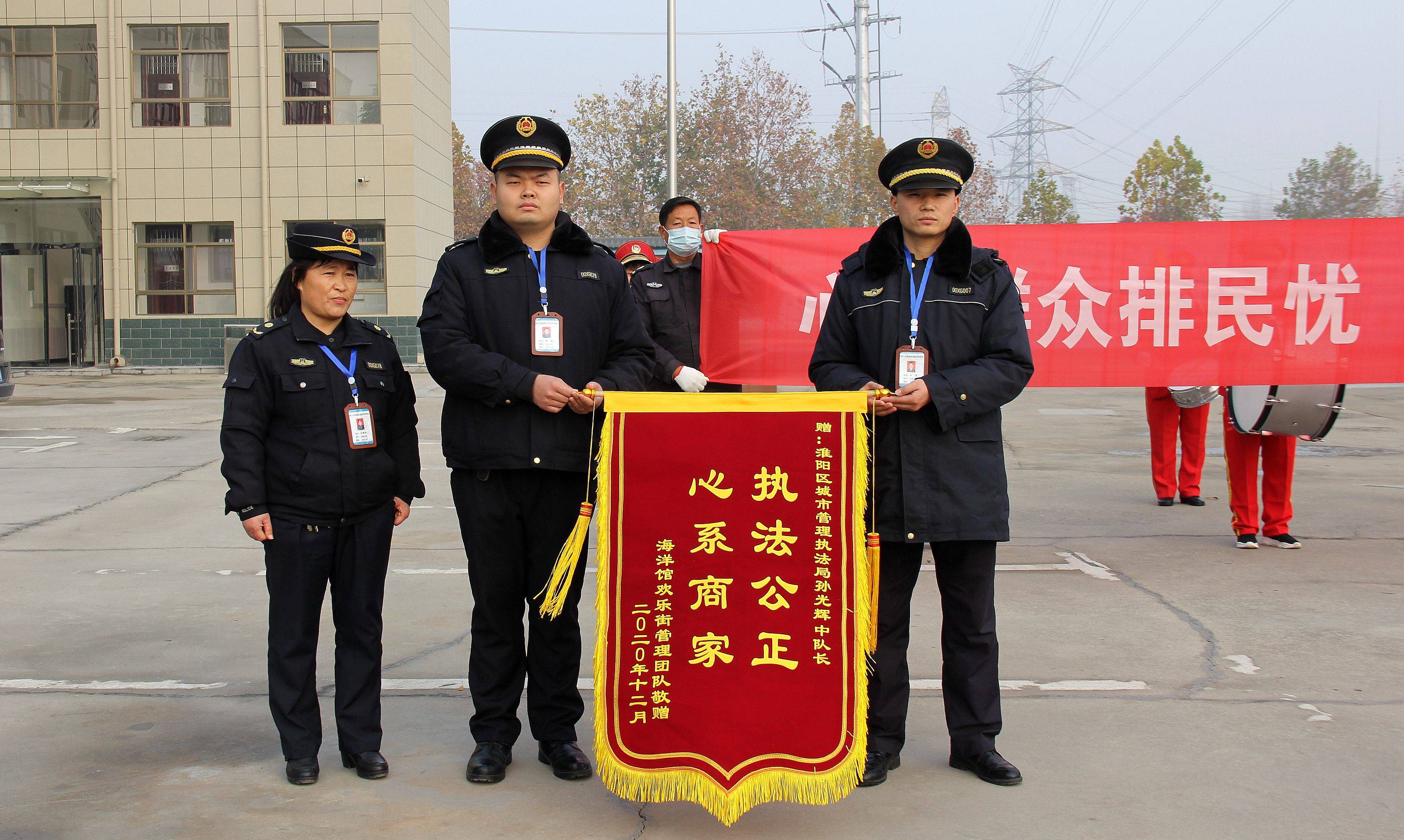 敲鑼打鼓,一行二十餘人,拉著寫有