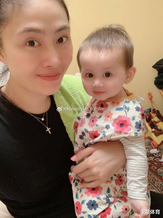 近日,马蕴雯在个人社交平台发布了自己和混血宝宝的照片,照片中她一只