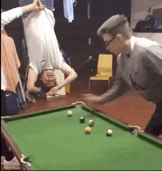 搞笑gif段子:这条件反射也太夸张了,平时没少挨打吧._丈夫