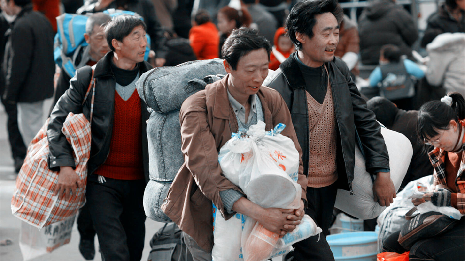 农民工的春运提早出现提桶跑路的返乡与前途分不开