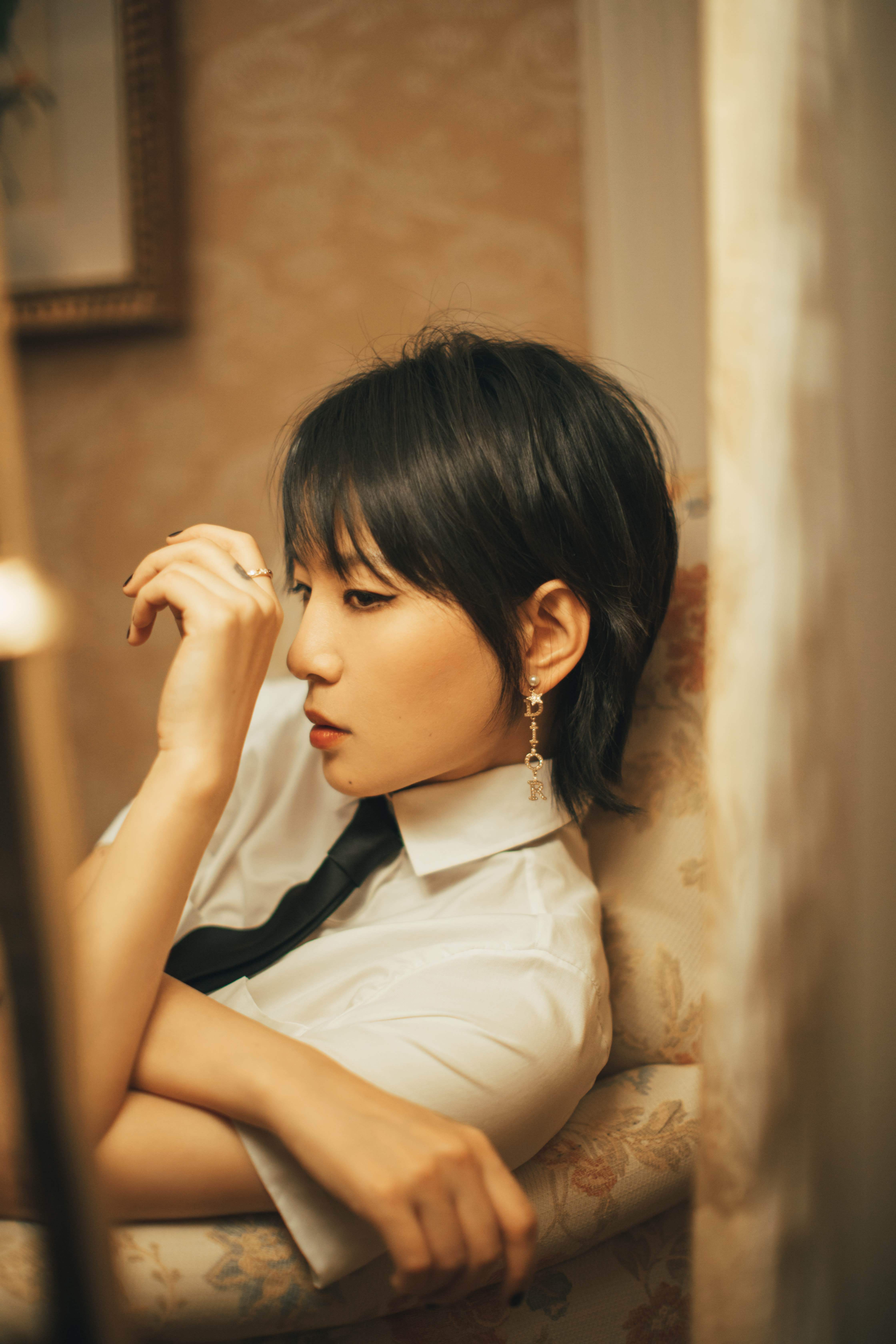 周笔畅出席品牌时尚活动 经典黑白刻画时尚型格