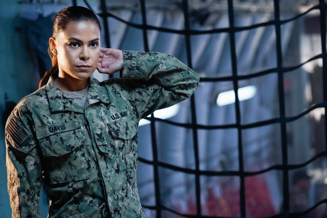 扮演的美国海军海豹突击队的女特种兵戴维斯,也有几分真正女兵的风采