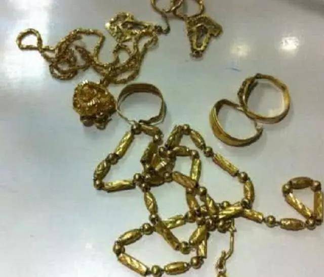 黃金首飾戴久了，暗淡無光澤？只需個“便宜貨”，立馬亮潔如新！