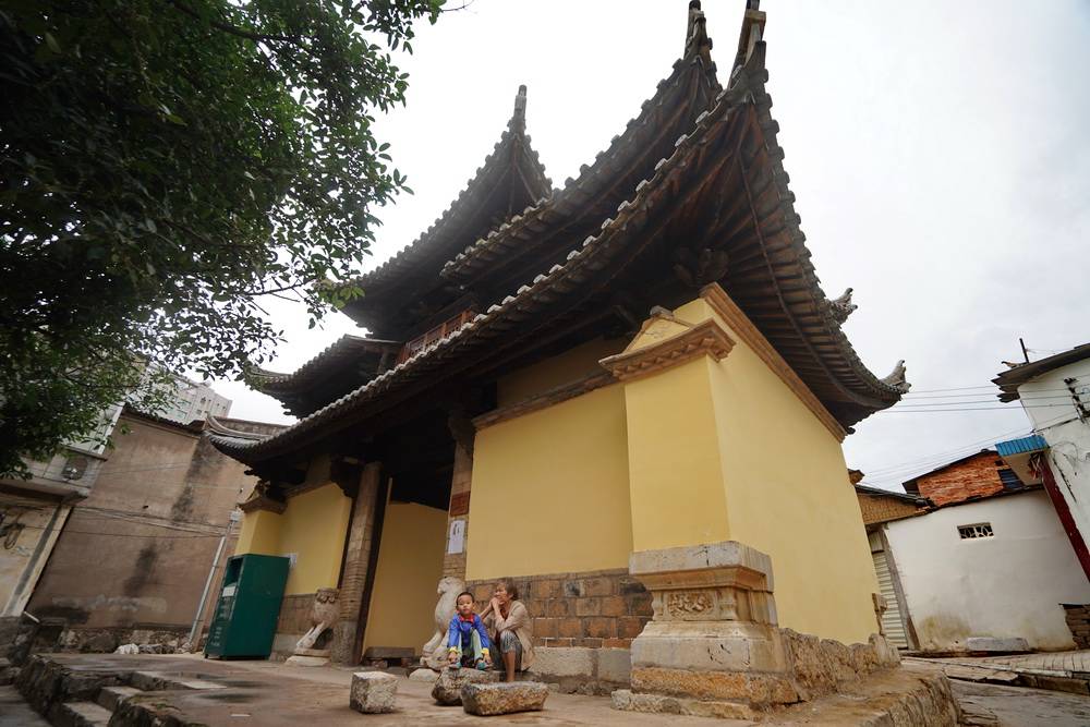 "柯里楼"翻新了,但我以前来看不是这个样子,非常的破烂(如下图),为此