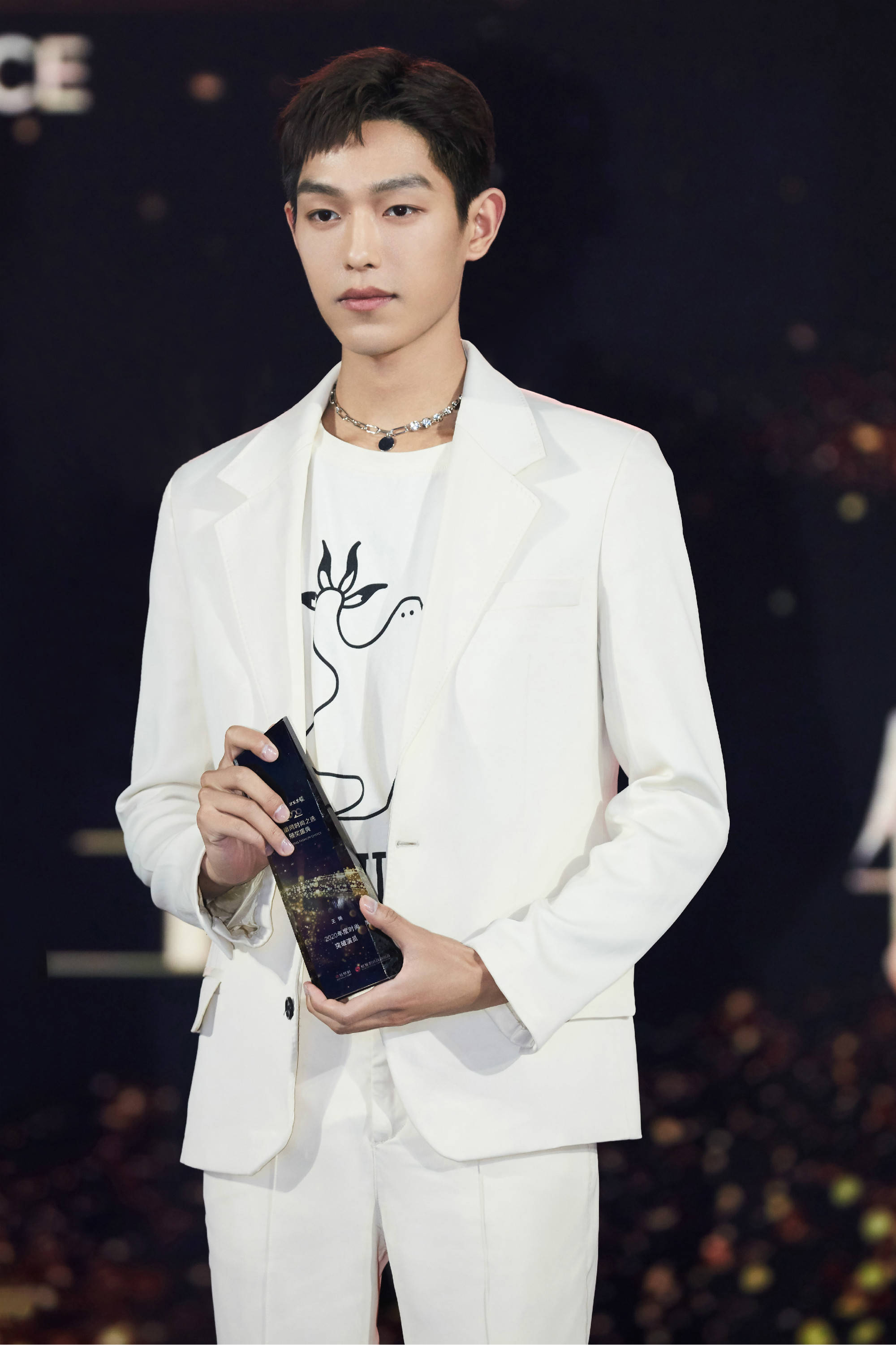 王锵获年度时尚突破演员奖 白茶少年气质清朗_电影