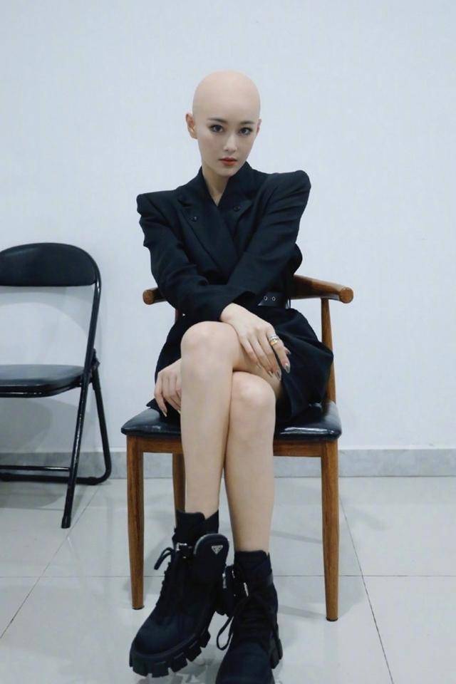 张馨予光头抢镜,杨迪沈梦辰惊呼玩好大,网友:只有美女撑得住_手机搜狐