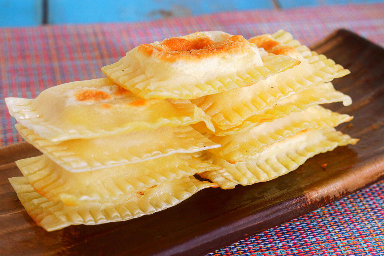 【菜品名称】:香蕉派【所需食材】:香蕉四根,混沌皮适量.