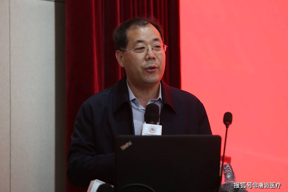 张新峰理事长发表致辞,他表示大讲堂是服务俱乐部创业校友自身提升