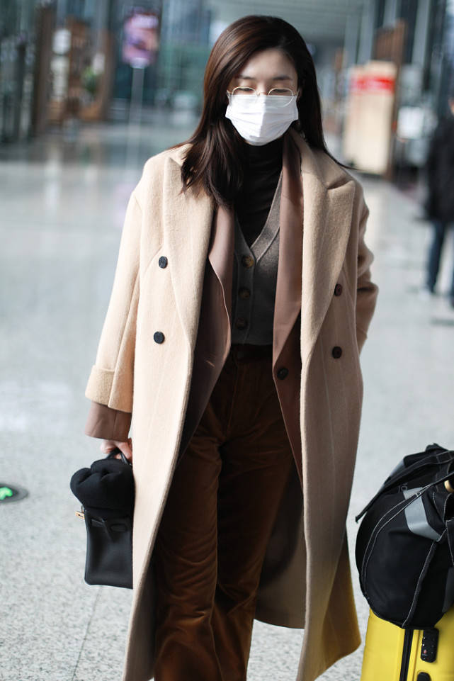 原创江疏影潇洒走机场身穿大衣配喇叭裤所散发出来的气场不输超模