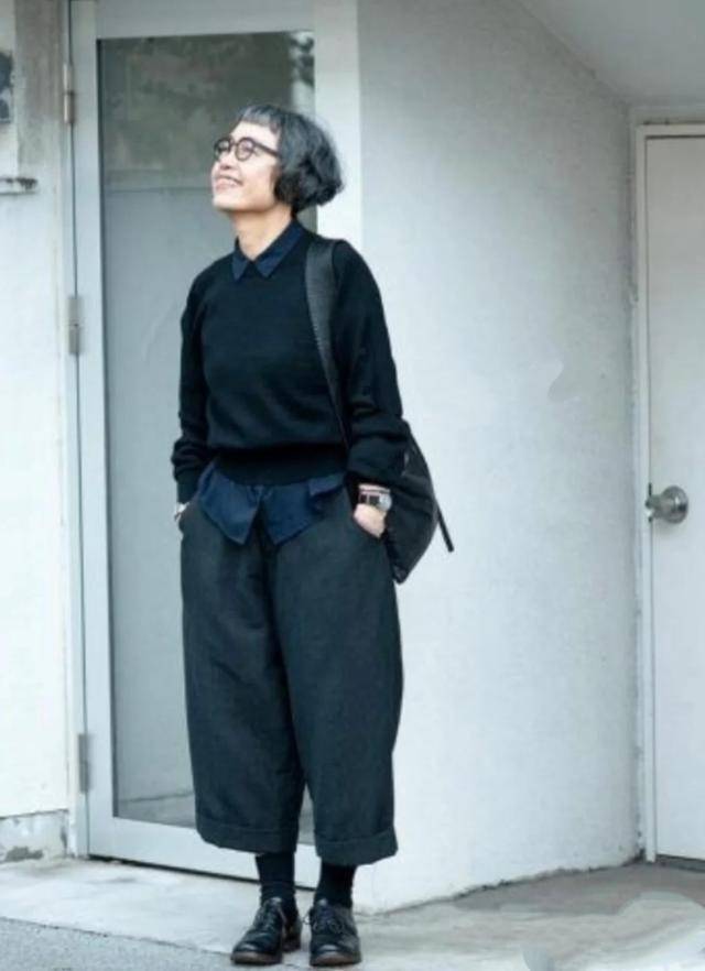 老年人穿衣干净整洁比时髦重要,瞧日本奶奶,黑色也能解锁高级感_休闲