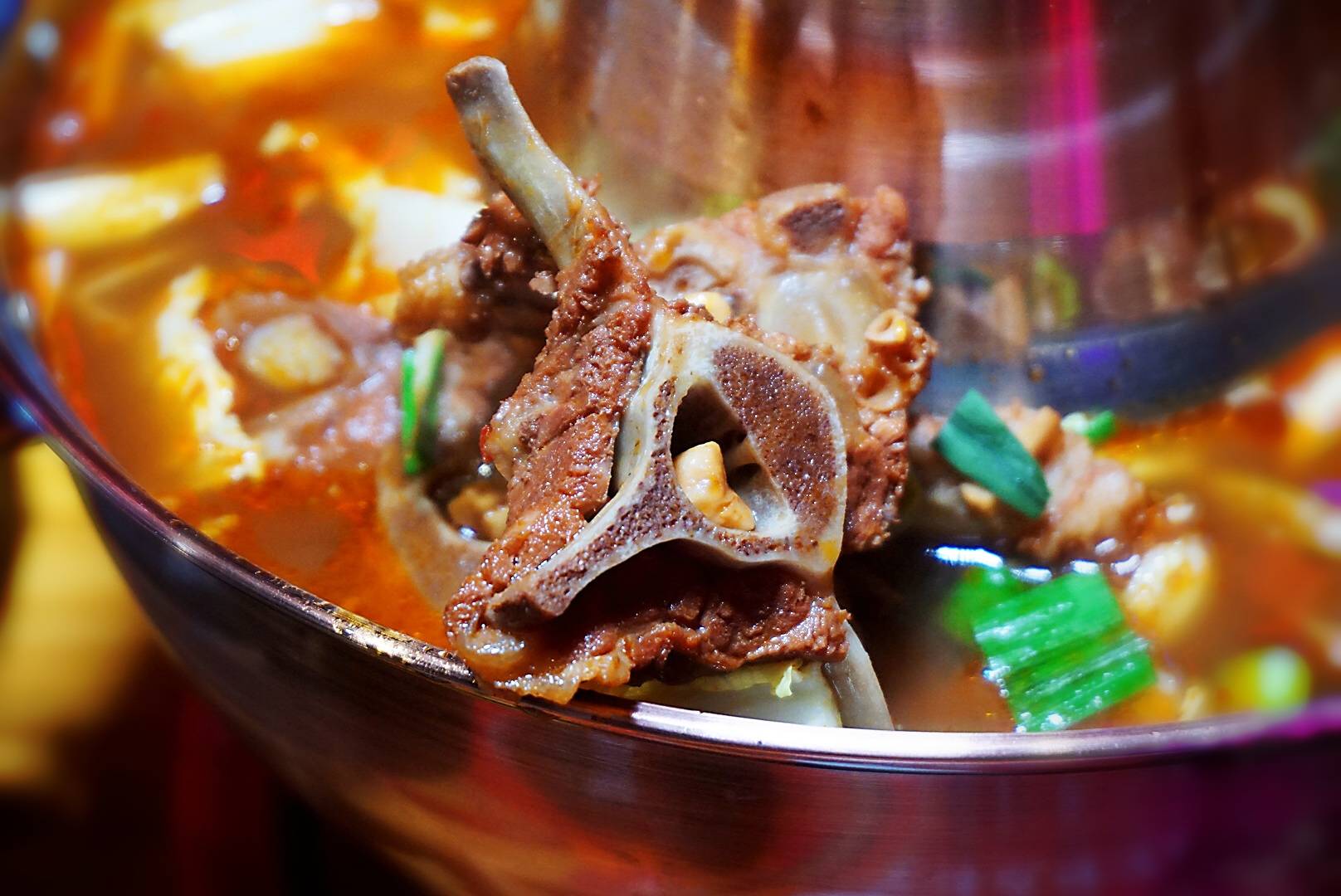 好大一份羊蝎子铜火锅,只要78元,真的好实在了,羊蝎子是羊的脊柱骨