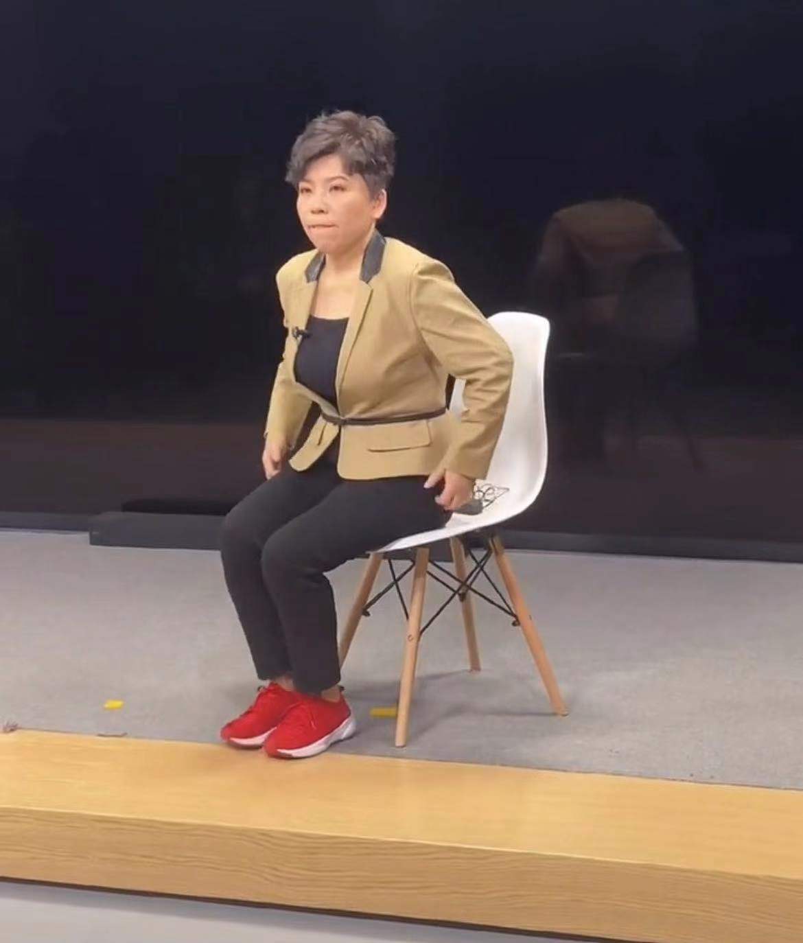 邓亚萍结束工作赶火车黑色长裤穿的也普通毫不起眼