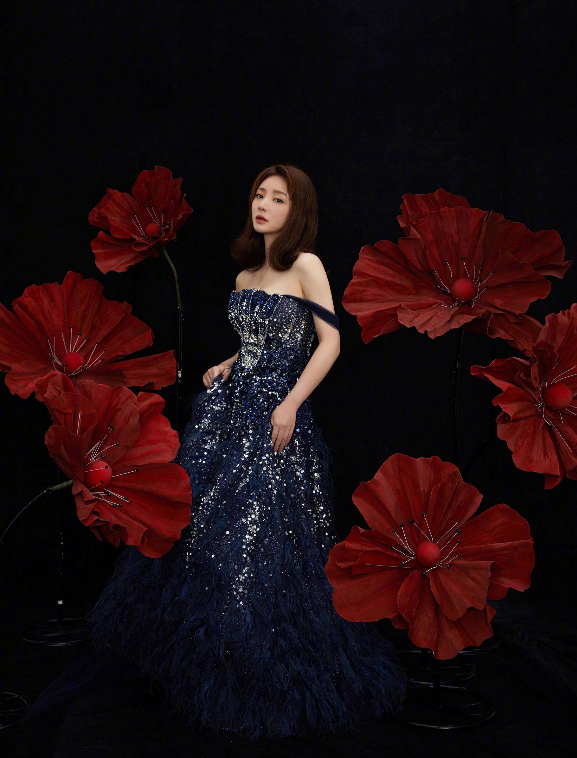 被40岁柳岩惊艳了,穿黑色抹胸裙小秀身材,将气质完美拿捏住