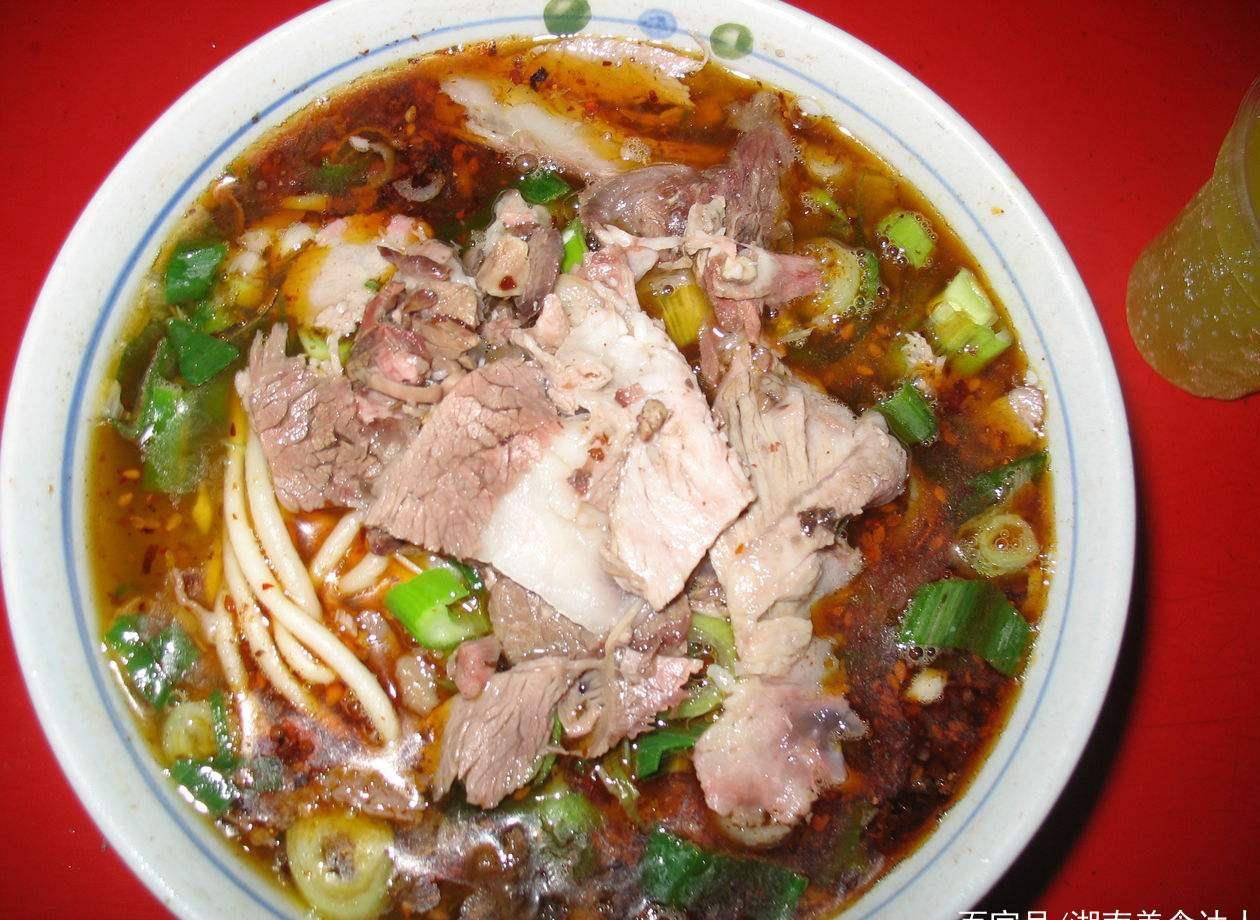 北方地区4种经典面条兰州拉面上榜图4一口生蒜一口面真过瘾