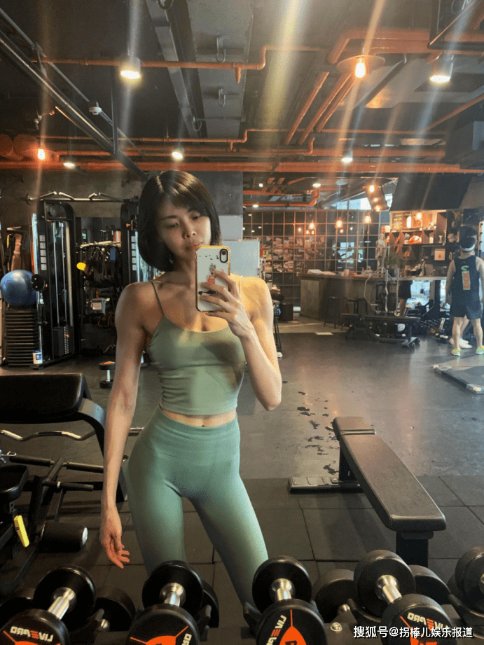 金刚芭比李霄雪当模特10年转型健身教练腿长12m