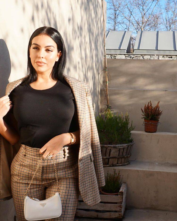 原创c罗女友晒照商务装扮英姿飒爽完美身材受追捧超百万人点赞