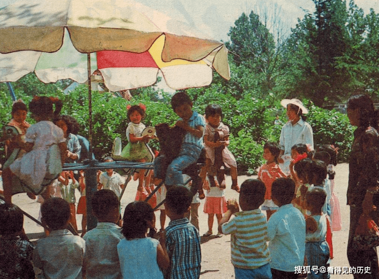 老照片80年代山東濰坊的兒童樂園滿滿的都是回憶