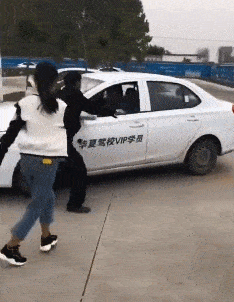 搞笑gif段子姑娘是不是保龄球课上一半跑了