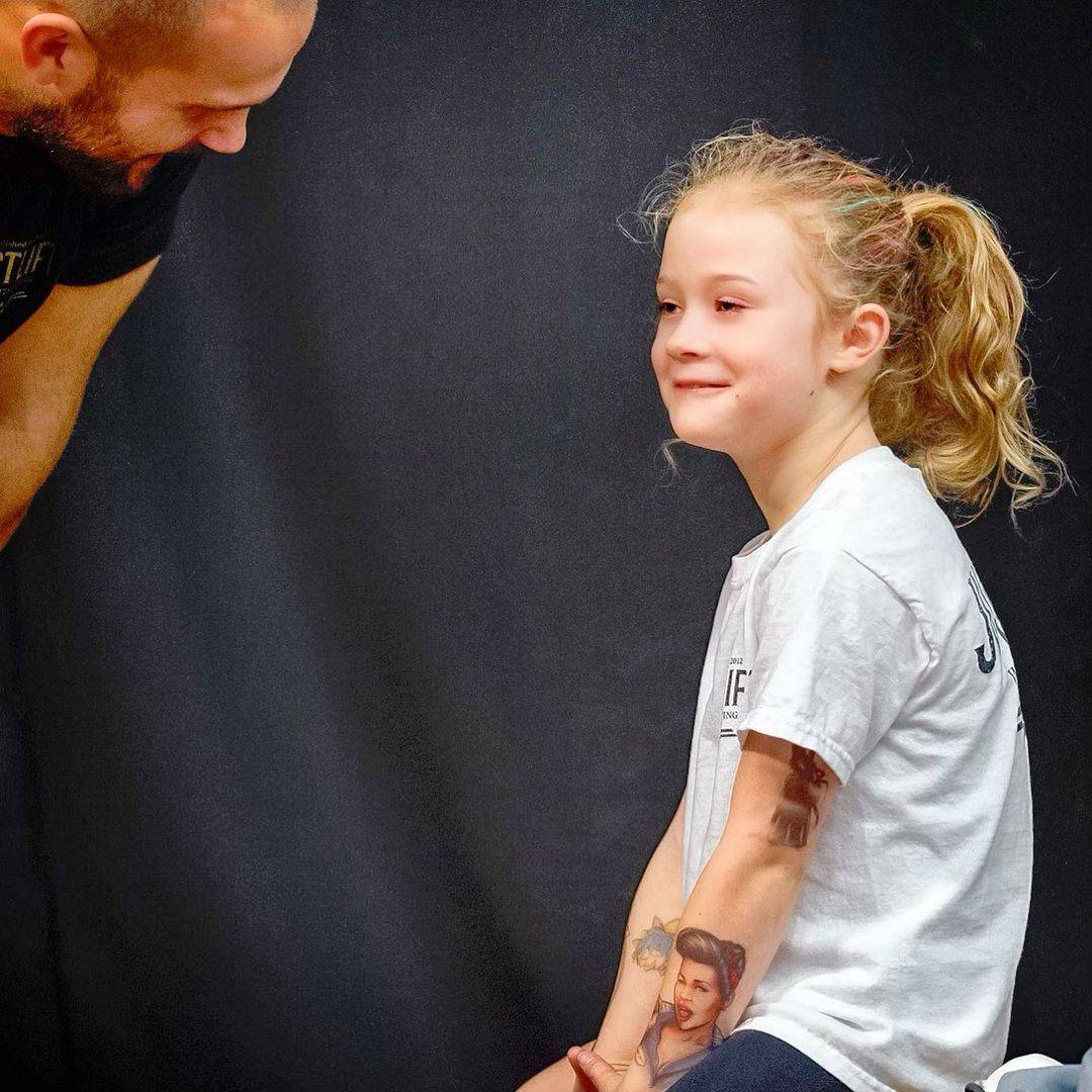 萝莉金刚意外爆红,7岁举起80公斤,爸爸:她是最强壮的7岁女孩_罗里